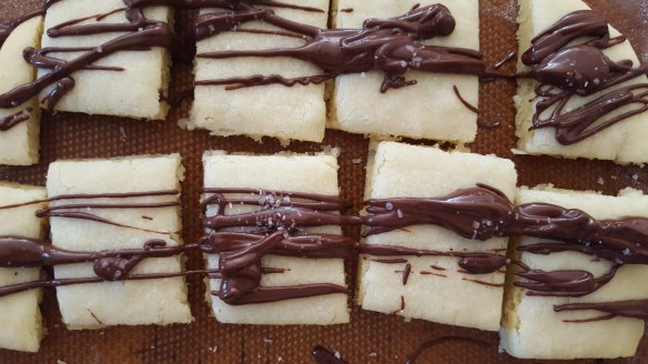 shortbread cookies drizzled with chocolate and sprinkled with sea salt